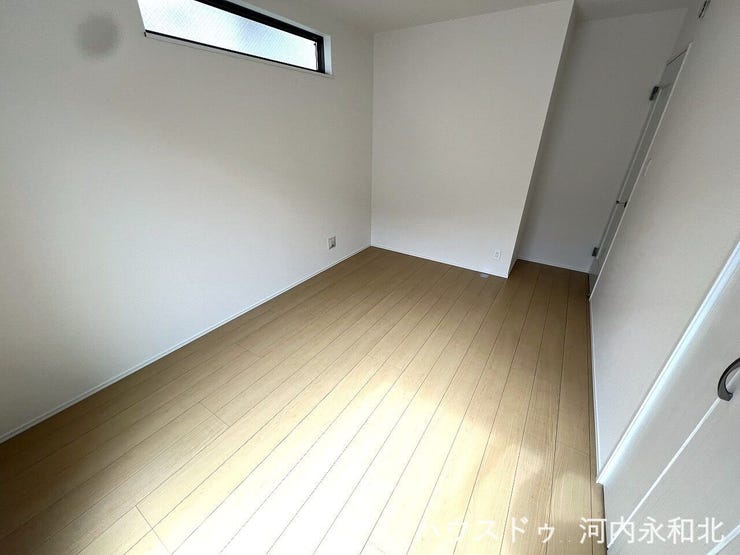 高い窓から光が差し込むプライベート空間。視線を気にせず、朝から気持ちよく過ごせます。