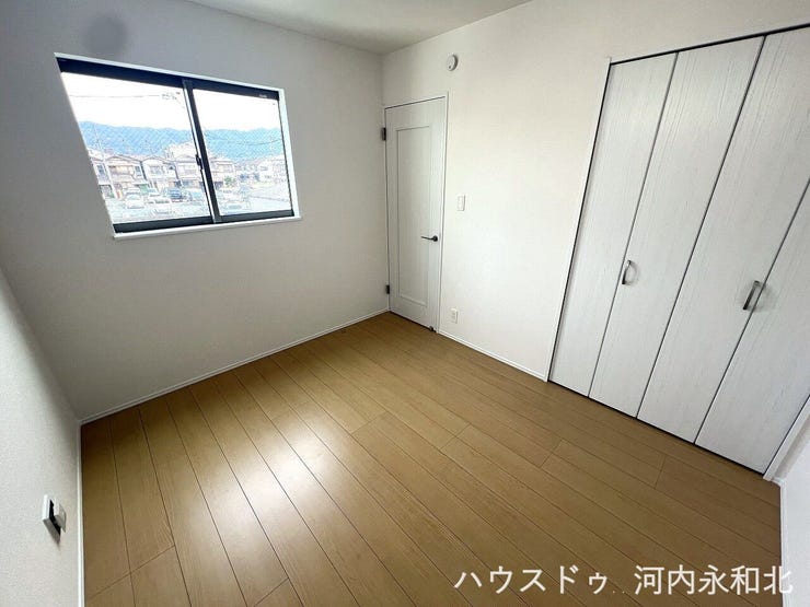 大型クローゼット完備で、お部屋をスッキリ広く使えます♪