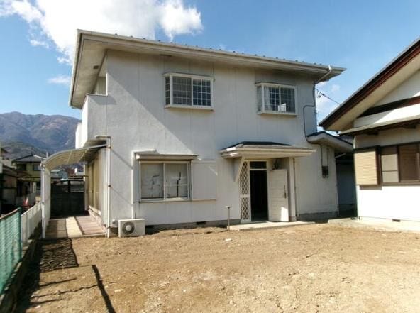 敷地内にある木造2階建の別棟(39.9坪)は、多目的に活用可能。事務所や趣味スペース、二世帯利用など用途は自在。母屋と分けて使えるため、プライバシーも確保できます。