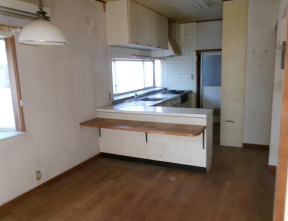 作業効率の良いL字型キッチンにカウンターを備えた機能的な設計。調理・配膳・片付けがスムーズで、対面感覚で会話も楽しめます。事務所兼用や趣味の空間にも映える仕様です。