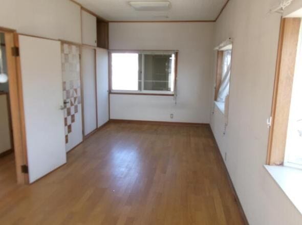 開放感あふれる15帖のLDKは、家族団らんや来客対応にもゆとりある広さ。ダイニングとリビングをゆったり配置でき、明るく快適な空間。母屋と分けた独立利用にも最適です。