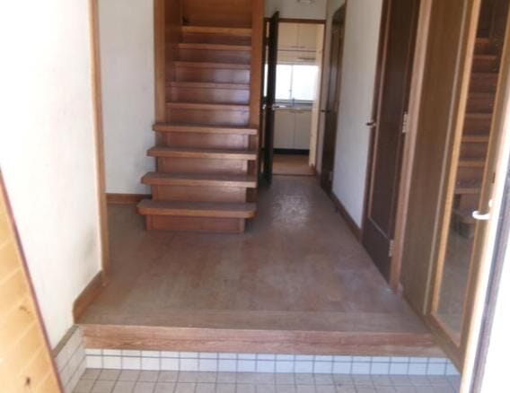 独立性を感じられる落ち着いた玄関スペース。母屋と分けて出入りできるため、事務所利用や二世帯利用にも最適。来客対応もしやすく、プライバシーを守れる設計です。