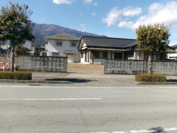 ゆったりとした敷地を活かした伸びやかな平屋建て。駐車スペースも確保しやすく、生活動線もスムーズ。存在感がありながらも温かみを感じる外観が魅力です。