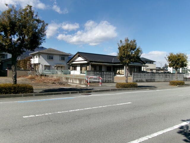 【外観】
約284坪の広々敷地に堂々と建つ平屋住宅。落ち着いた佇まいが街並みに調和し、南東側16m公道に面した開放感も魅力。ゆとりと安心感を兼ね備えた住まいです。