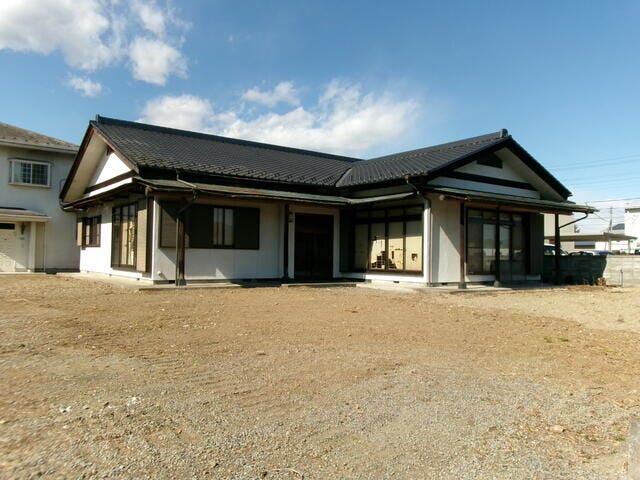 広々とした敷地にゆったり佇む平屋建て。落ち着いた佇まいと開放感が魅力で、南東側16m公道に面し視認性も良好。住まいとしての安心感と存在感を兼ね備えた外観です。