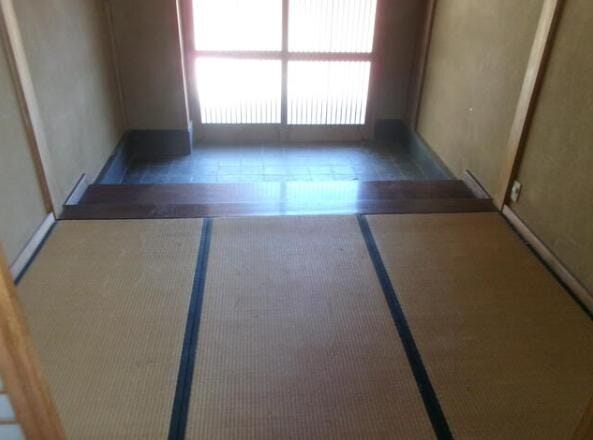 ゆとりある玄関ホールに畳スペースを設けた和の趣ある設計。来客時の腰掛けやお子様の身支度にも便利で、落ち着きと高級感を演出。おもてなしの心が伝わる玄関空間です。