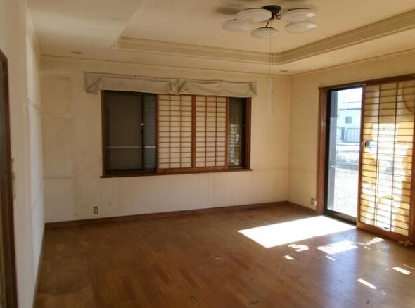 家族が自然と集まる広々LDK。ダイニングとリビングをゆったり配置でき、来客時も余裕の空間。大きな家具を置いても圧迫感が少なく、家族団らんを楽しめます。