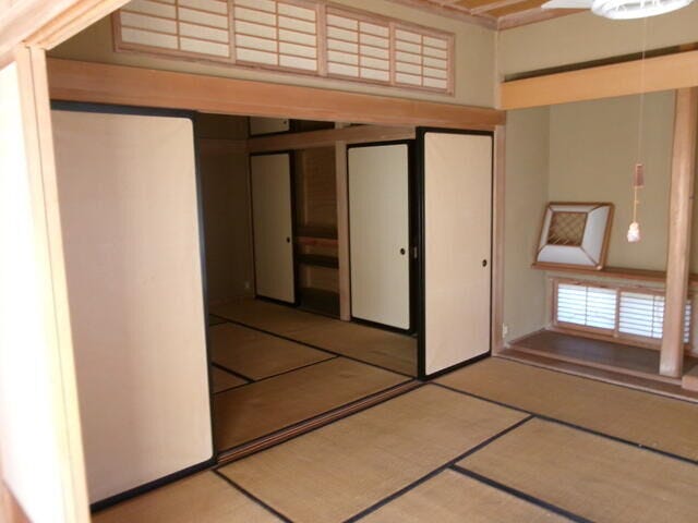 客間や親世帯の寝室にも使いやすい8帖和室。畳のやさしい質感がくつろぎを演出し、押入収納も確保。来客時や法事など多目的に活用できます。