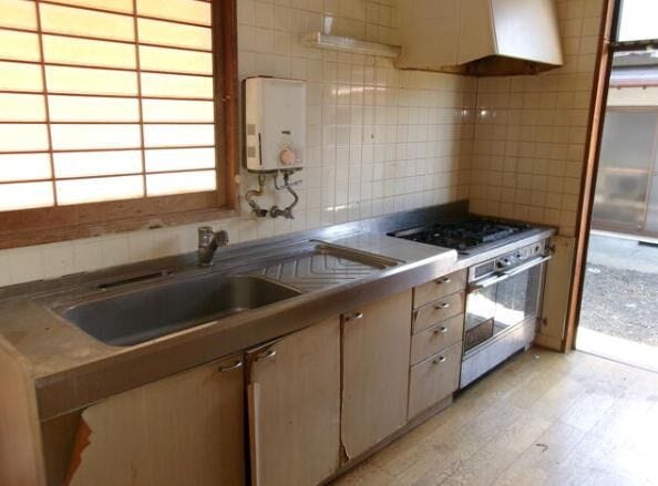 ゆとりのキッチンスペース。作業動線も確保しやすく、複数人での調理もスムーズ。収納や家電配置の自由度も高く、使い勝手の良い空間です。