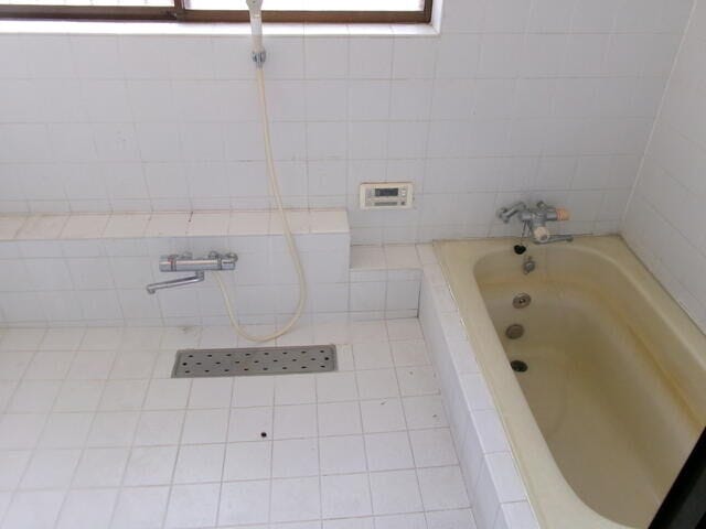 追焚機能付きで、家族の入浴時間が違っても快適に使用可能。ゆったり浸かれる広さで一日の疲れをしっかりリフレッシュ。窓付きなら換気もしやすく、清潔感を保てます。