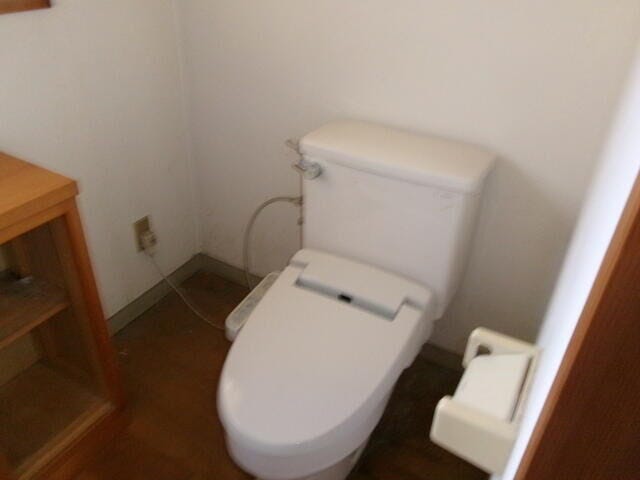 ゆとりある配置で使いやすいトイレスペース。家族が多いご家庭や来客時にも安心して使える動線設計。換気もしやすく、清潔感を保ちやすい快適な空間です。