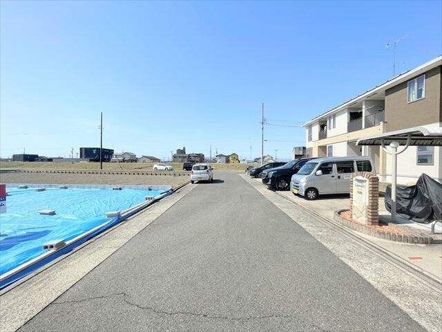 幅員約6mの前面道路です。車が余裕を持ってすれ違うことが出来る道幅です。車の出し入れも余裕を持って行うことが出来ます。