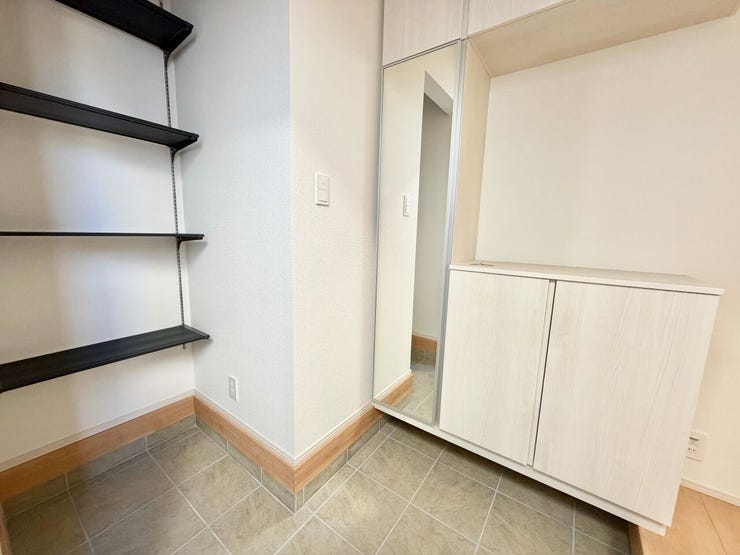 玄関に全身鏡があるのでお出かけ前の身だしなみチェックもバッチリです♪