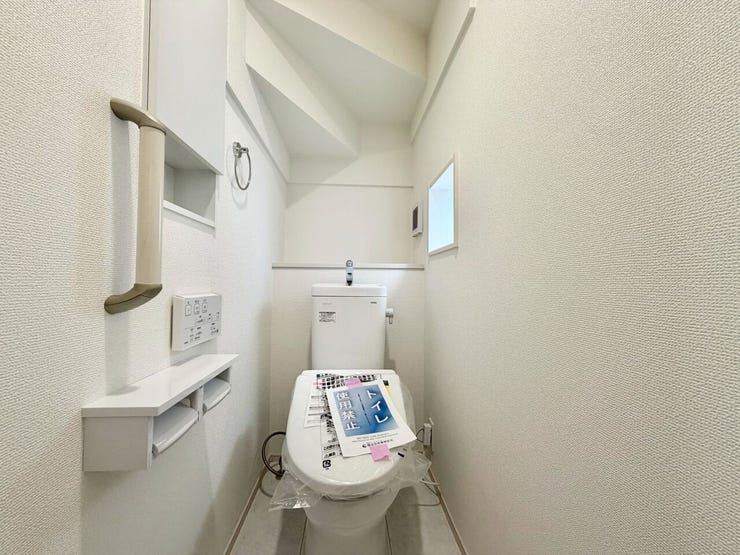 トイレはもちろん温水洗浄便座付き♪