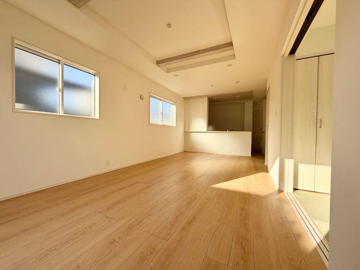 二面採光で陽当たりの良いリビングです♪