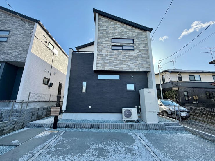 【外観】
小・中学校まで徒歩10分圏内です♪