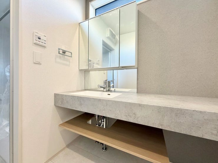 開けると大容量の収納、閉めると3面鏡で見た目もすっきり♪