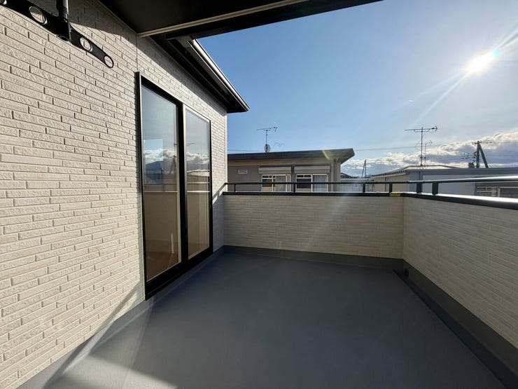 広々したスペースのバルコニーで陽当たり良好♪