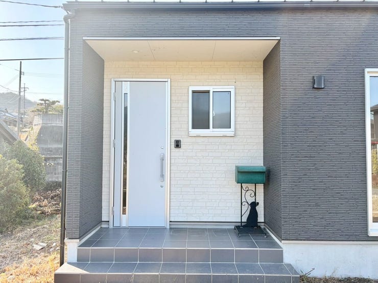 明るい色の玄関ドアが、おしゃれな外観のアクセントになっています♪