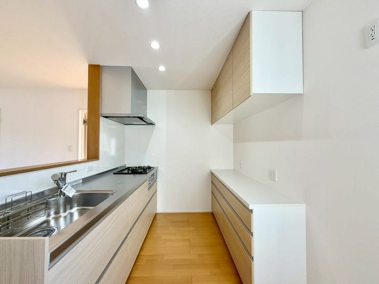 たっぷりのカップボード付き!食器やキッチン家電もすっきり収納できます。