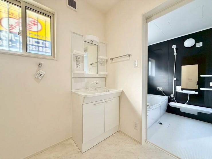 鏡を見ながらメイクやヘアセットもしやすい、機能的な洗面台です。