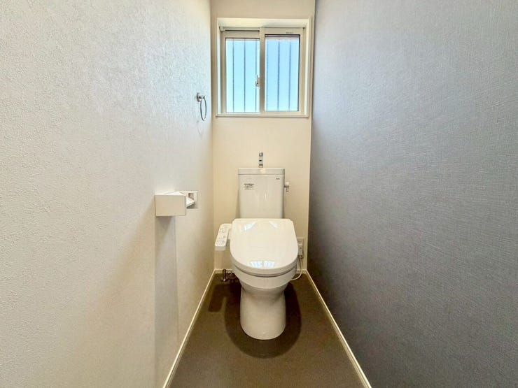 トイレには爽やかなアクセントクロスを採用!落ち着いた雰囲気です♪