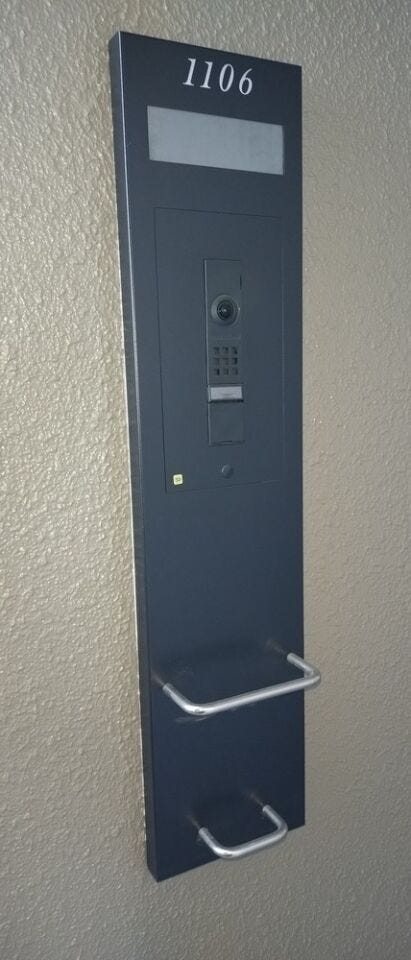 玄関前インターフォン