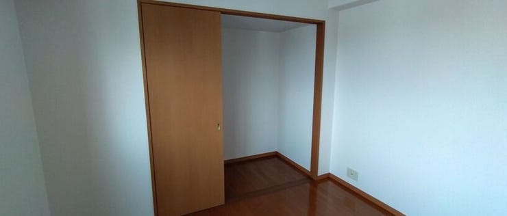 フローリング洋室と収納