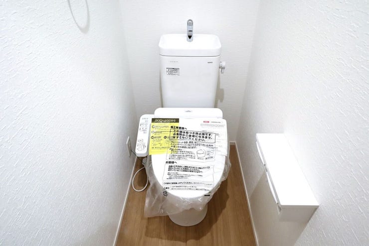 トイレ 同仕様
温水洗浄便座♪
寒い季節も快適です♪