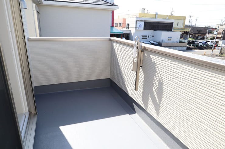 バルコニー 同仕様
南向きバルコニー!
日当たり良好です!