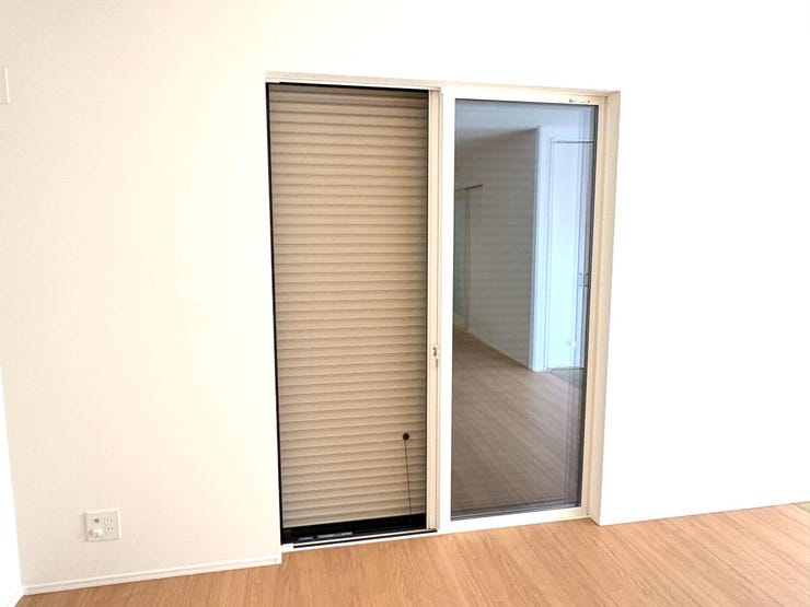 シャッター雨戸 同仕様
長期の旅行や台風などの災害に役立つシャッター雨戸♪