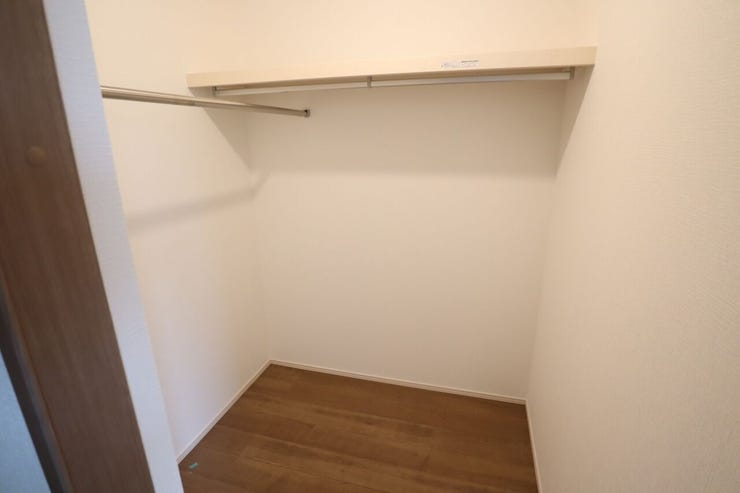 ファミリークローゼット 同仕様
季節物の収納に便利なウォークインクローゼット!