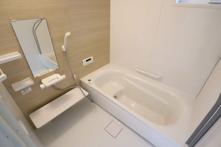 浴室 同仕様
ゆったりくつろげるバスルーム♪
小窓付きで換気もバッチリです♪