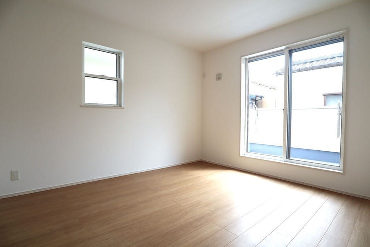 洋室 同仕様
2面採光で明るく風通しの良いお部屋です!