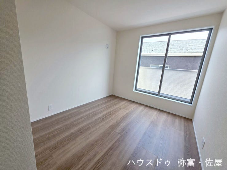 バルコニーに面した約5.4帖の洋室!