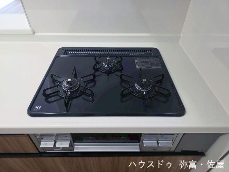 作った料理を置いておく場合等3口目があると重宝します☆コンロの位置によって火力が異なり、グリル部分も含めると最大4箇所での同時調理が可能です!一度にたくさんの料理を作るご家庭におすすめです(^^)