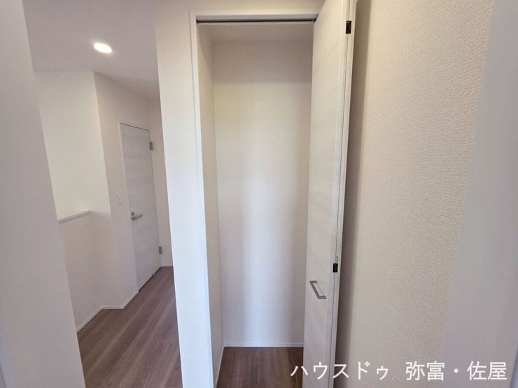 2階に廊下収納付♪掃除道具など片付けられます!
