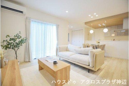 【リビング】大きな窓からは、あたたかな光がたっぷり差し込みます。