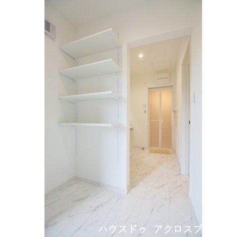 【ランドリースペース】花粉や冬の寒い季節でも安心して室内干し可能です。収納を置ける十分な広さがあります。