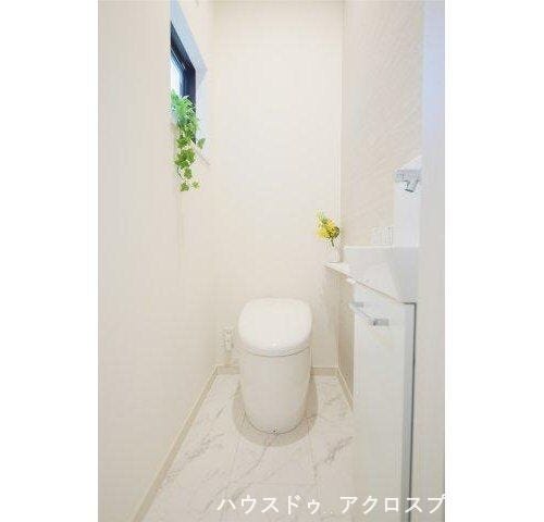 【トイレ】窓付きのトイレは明るく開放感もあります。換気も可能なので衛生管理上も安心感があります。2か所トイレがあることで朝の混雑も解消できます。