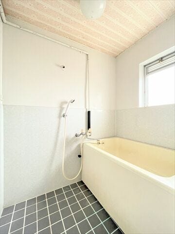 窓付きで換気も安心。明るさのあるバスルームです。