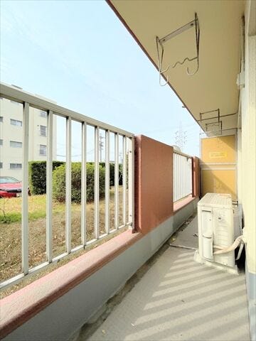 洗濯物を干すだけではなく、おしゃれに活用できれば生活がもっと豊かになります。
光もたっぷり差し込むため、部屋の奥まで自然光が明るく照らします。