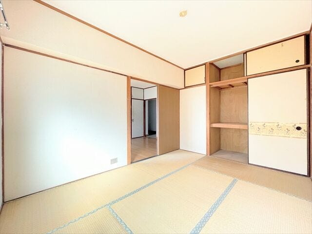 柔らかであたたかな感触の畳は
ほどよく湿気を吸ってくれるので、直接肌に触れても快適です。
お昼寝の場所にも最適です。