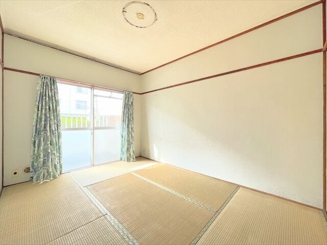 来客時に座布団を出せば応接間になり、布団を敷けば来客用の寝室にもなります。
親族や友人が泊りがけで遊びに来られるようなご家庭では、客間として重宝するはずです。