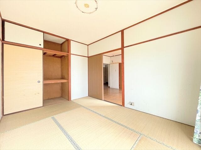 座布団や低いテーブル、インテリア用品を和紙などを使ったものにすると、
より一層「和」を感じることができます。