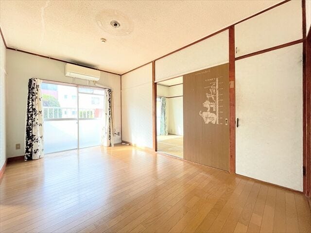 ワイドな窓からの採光が気持ち良いリビング空間◎