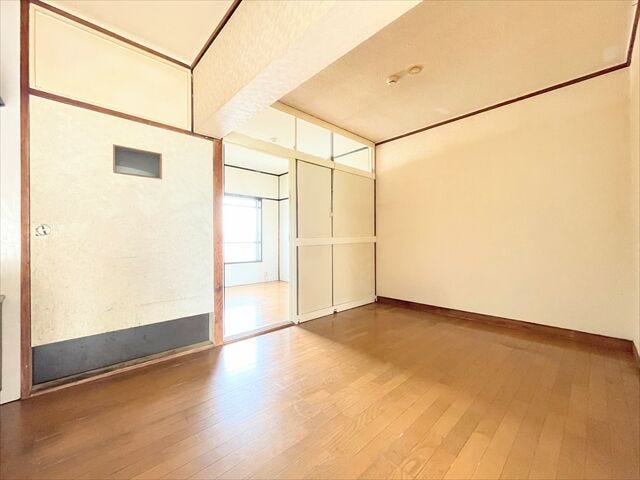 壁が白いのでプロジェクターを設置して映画やYouTubeなど楽しめます♪
部屋がおしゃれなシアタールームのように変身◎