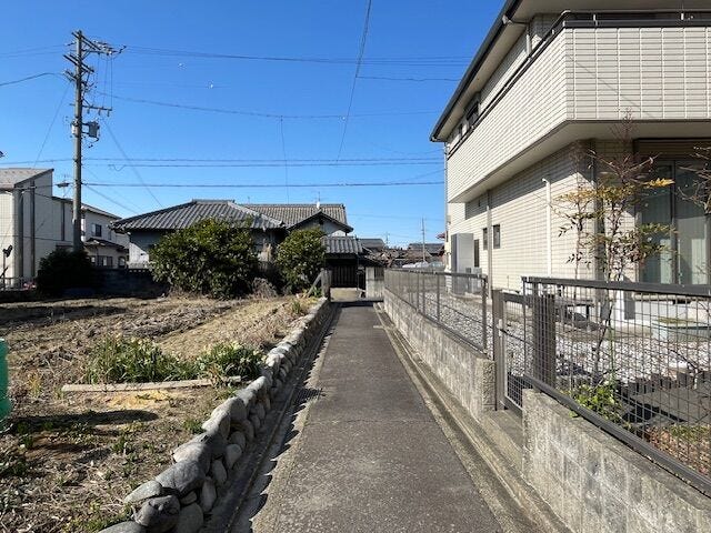 東側公道の様子です。
気になる方は、ご案内させていただきます。
お気軽にお問い合わせください。
お問い合わせは「ハウスドゥ 清須」まで!
名鉄新清洲駅から西へ。十六銀行さんの前です!