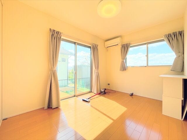 2面の窓からしっかり採光を感じることができます。
起床したら、空気の入れ替えなどで1日を始めてもいいですね。