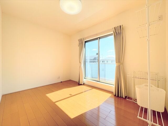 バルコニーへ出入りのすることが出来るお部屋です。
お部屋の中には南向きの窓から暖かな光と風が入り込む素敵な空間になります。